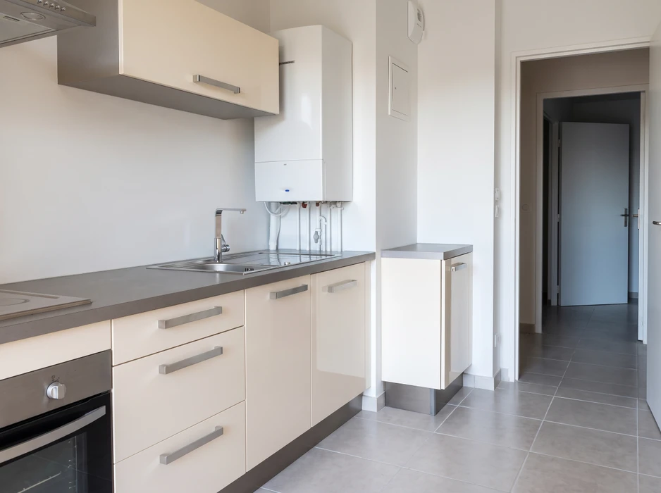 Cuisine équipée moderne et vide, style minimaliste