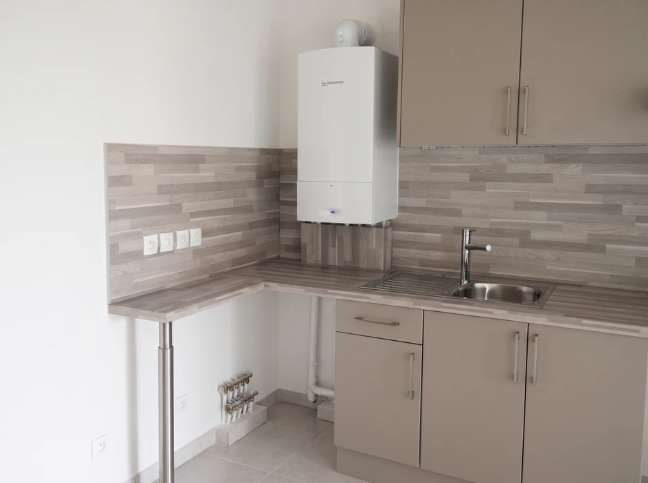 Cuisine équipée vide, plan de travail en L stratifié imitation bois gris, crédence carrelage aspect bois