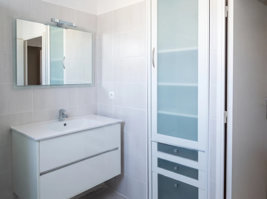 Salle de bain moderne épurée, vide et lumineuse