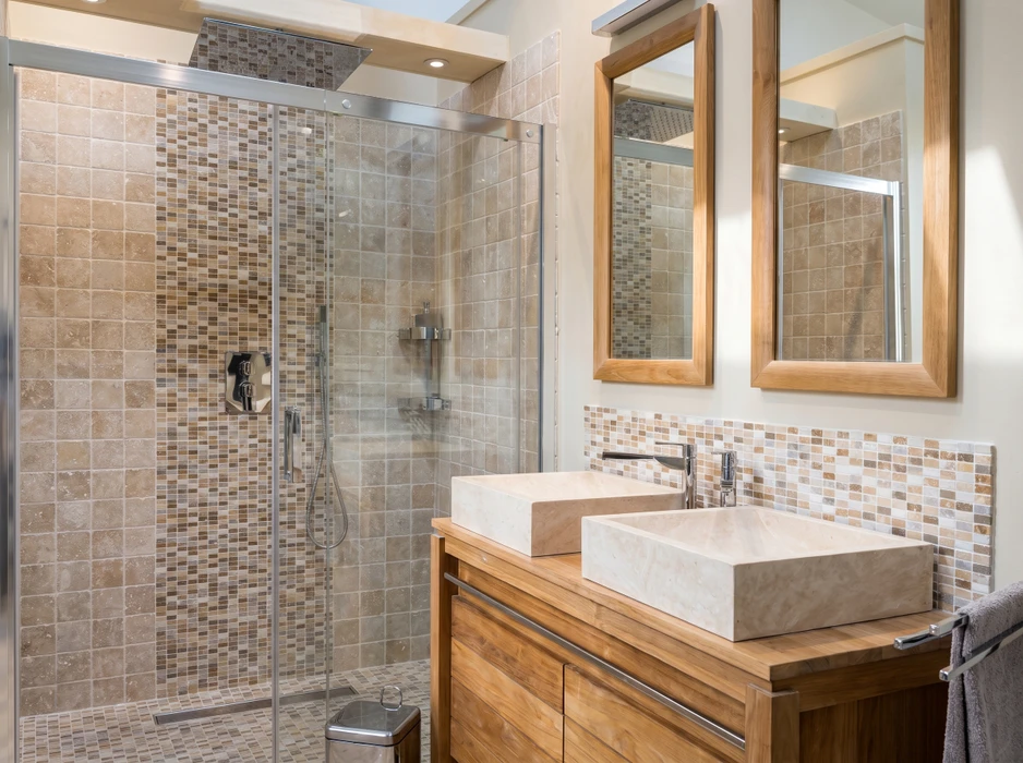 Salle de bains moderne avec double vasque à poser en travertin sur meuble en bois massif, deux miroirs encadrés bois