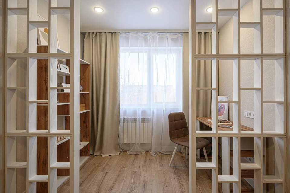 grand dressing en bois, intérieur d'une maison moderne