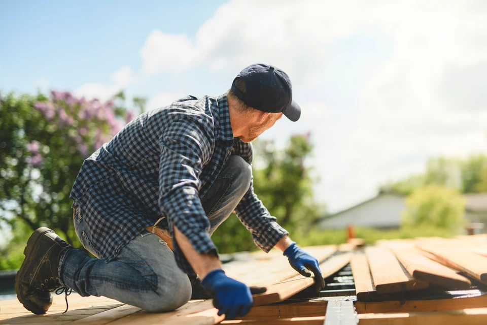 Atelier de menuiserie avec planches de parquet en chêne stratifiées disposées au sol