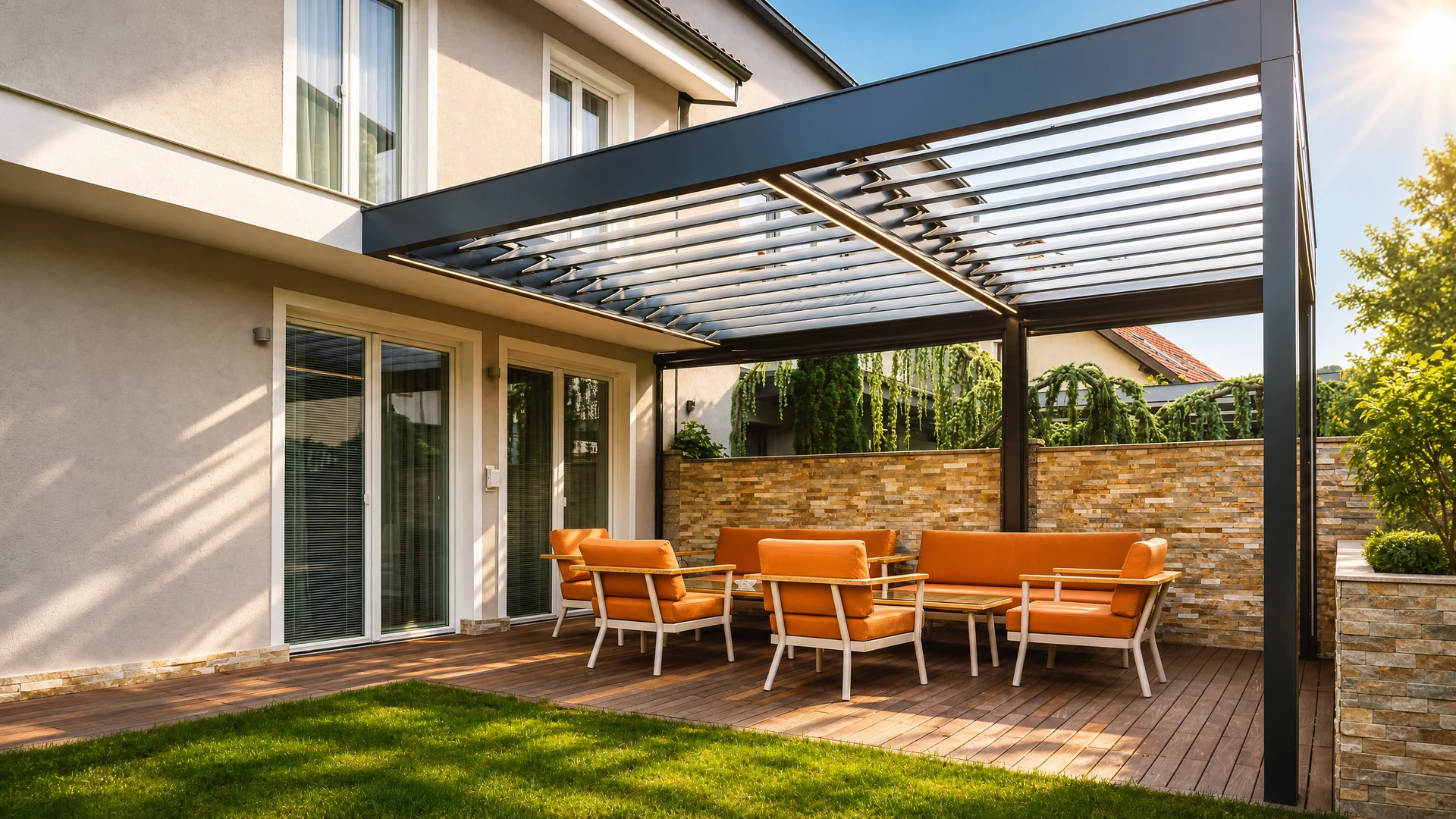 Espace extérieur aménagé avec pergola en bois dans un parc paysager