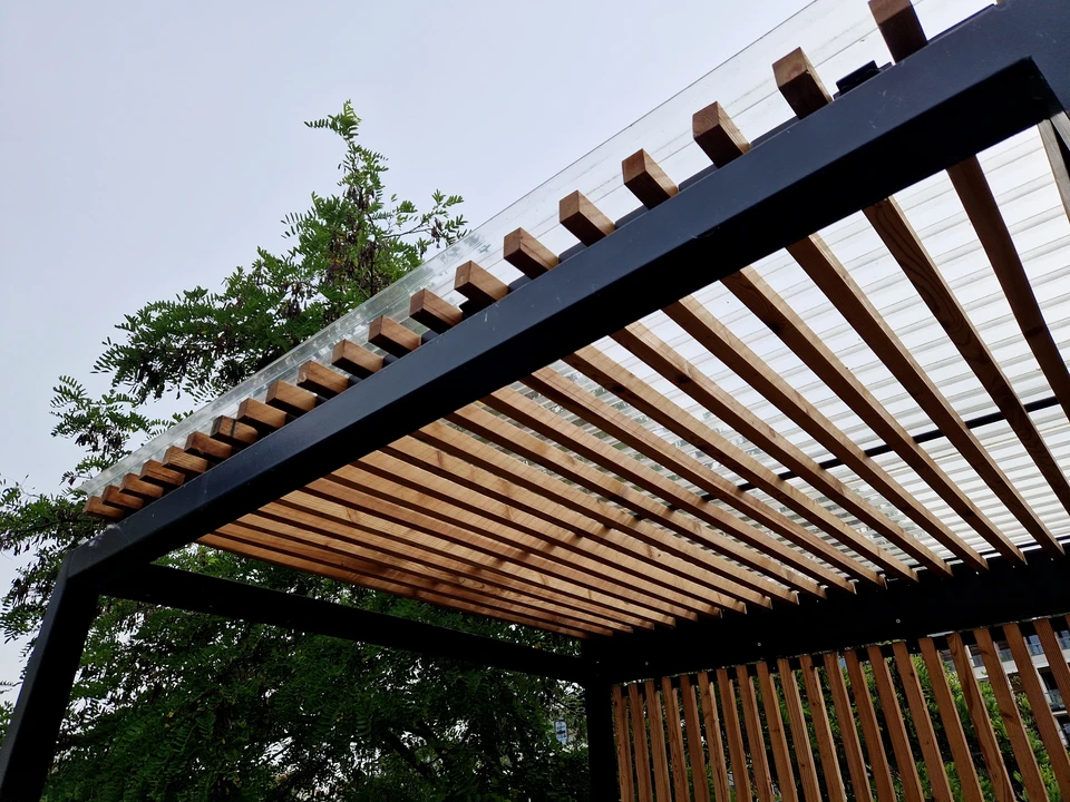 Chantier de construction résidentielle en cours, structure de charpente en bois massif avec assemblages traditionnels