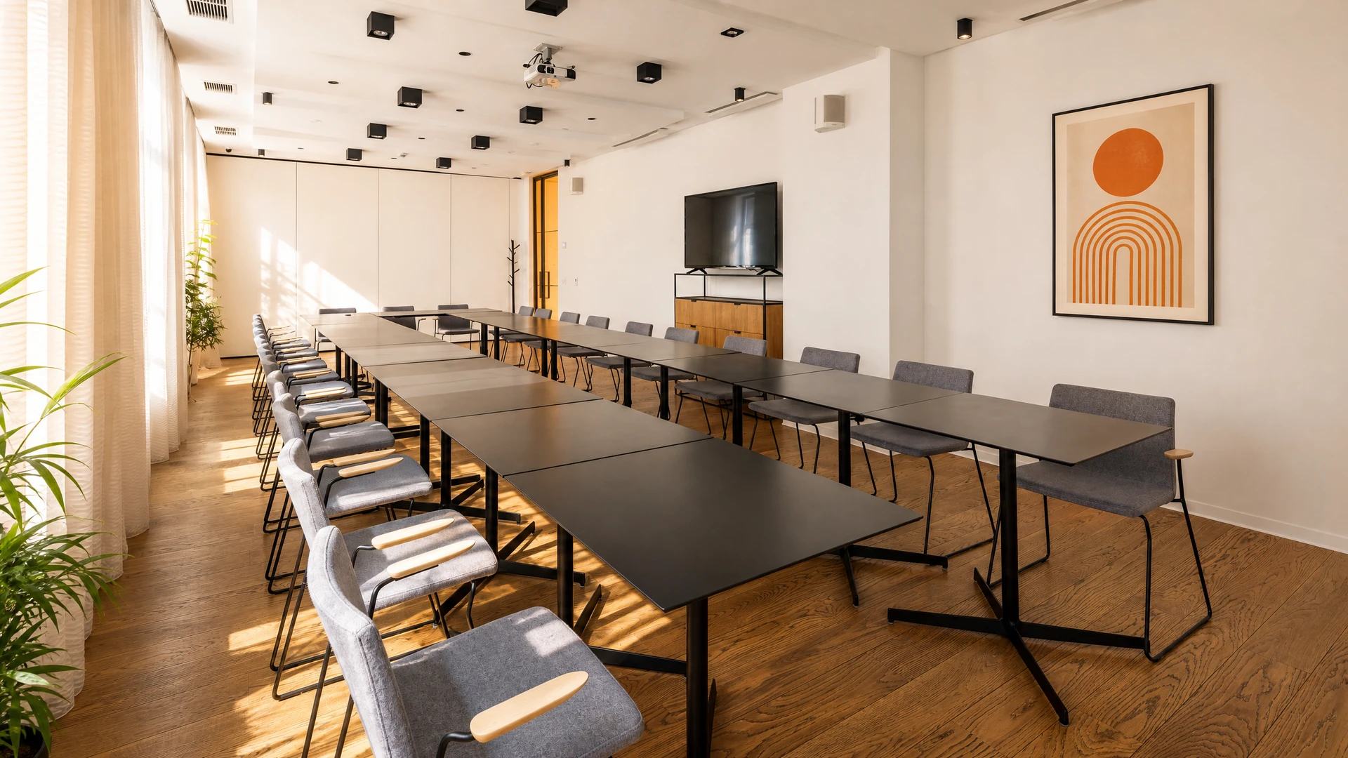 Photographie d'un ouvrier menuisier en équipement de protection professionnelle effectuant des travaux d'entretien sur un bâtiment public ou collectif : réparation de portes, volets ou éléments de menuiserie extérieure, avec outils à la main. Le bâtiment en arrière-plan doit clairement indiquer une structure institutionnelle (bâtiment administratif, école, mairie). Image en pleine lumière, professionnelle et authentique, montrant une réelle activité de maintenance.