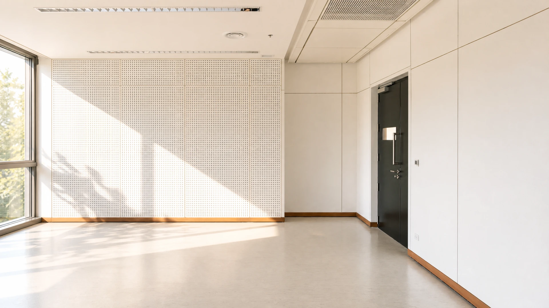 Photographie d'un chantier intérieur en cours montrant l'installation de doublage et isolation thermique sur les murs d'un espace résidentiel ou commercial. L'image doit montrer clairement des matériaux isolants (laine minérale, polystyrène) ou des panneaux de doublage en cours de pose sur la structure murale, avec éventuellement un artisan positionné en train de travailler. L'environnement doit être celui d'un intérieur en rénovation ou construction, avec finitions partielles visibles, illustrant concrètement le savoir-faire en second œuvre thermique de l'entreprise.